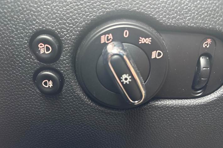 Blå Mini Cooper fra 2022