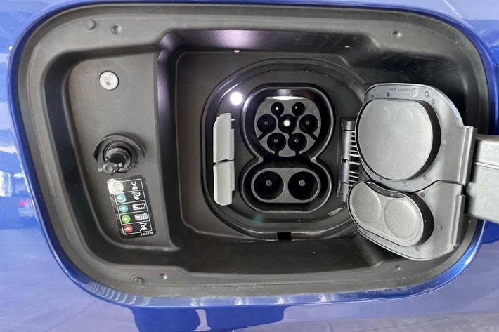 Blå BMW iX1 fra 2025