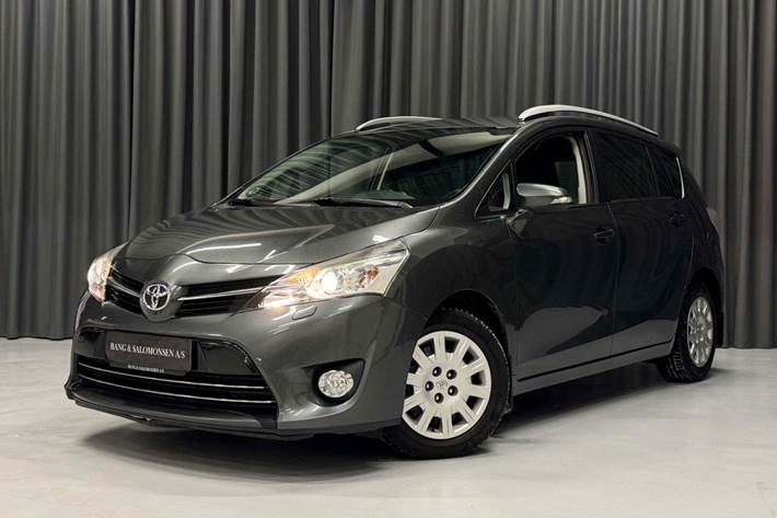 Grå Toyota Sportsvan fra 2014 set udefra