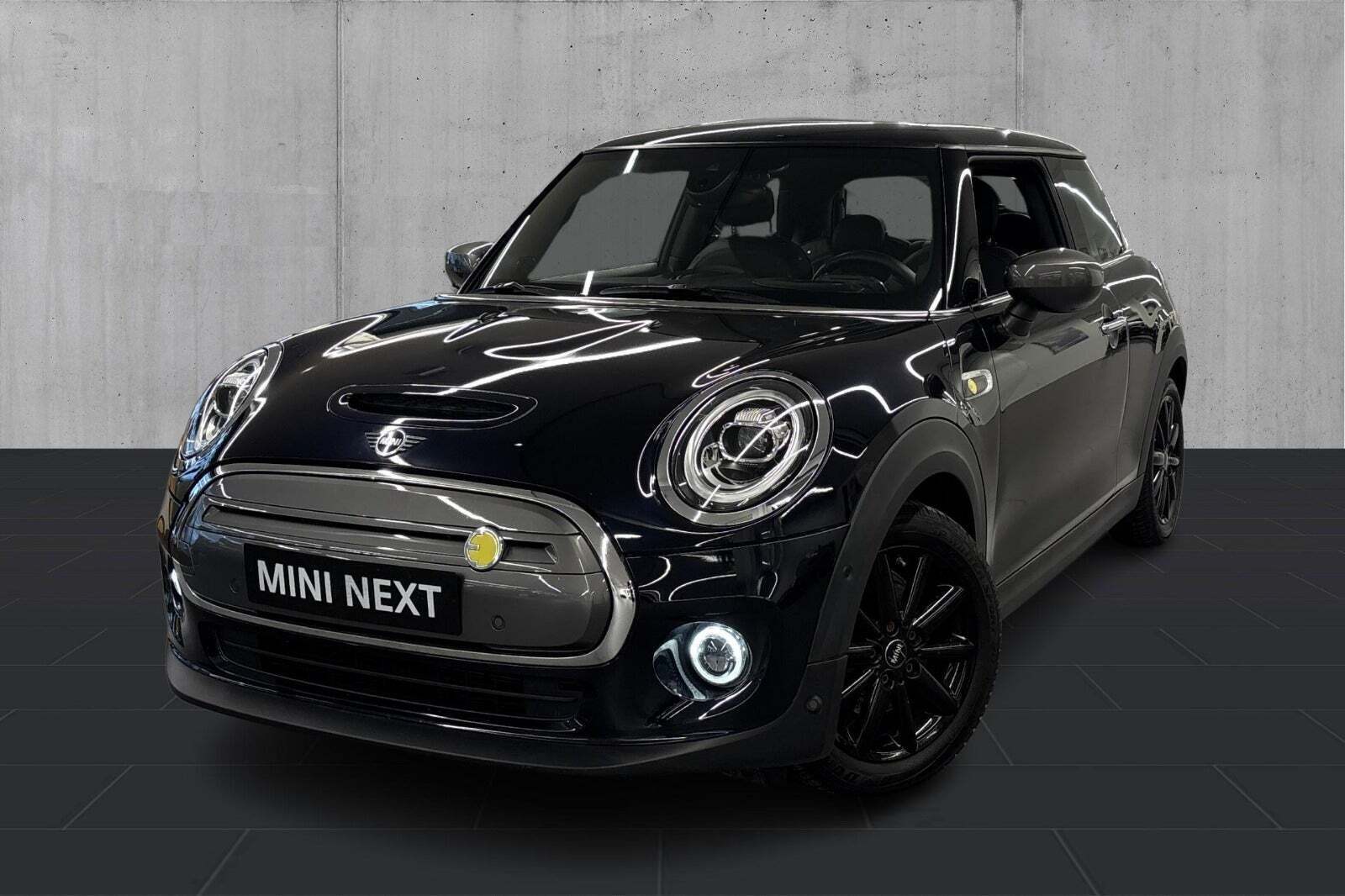 Sort Mini Cooper SE fra 2021 set udefra