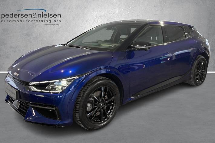 Blå Kia EV6 fra 2023 set udefra