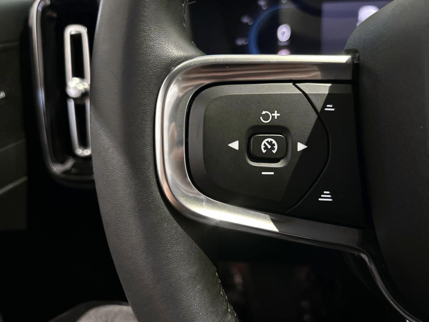 Grå Volvo XC40 fra 2023