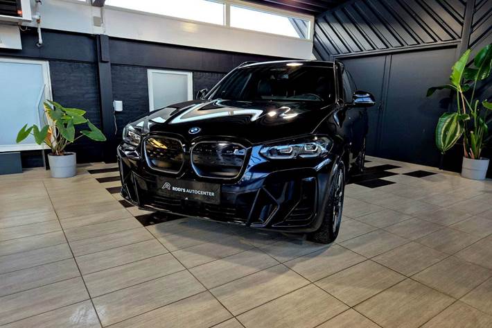 Blå BMW iX3 fra 2023 set udefra