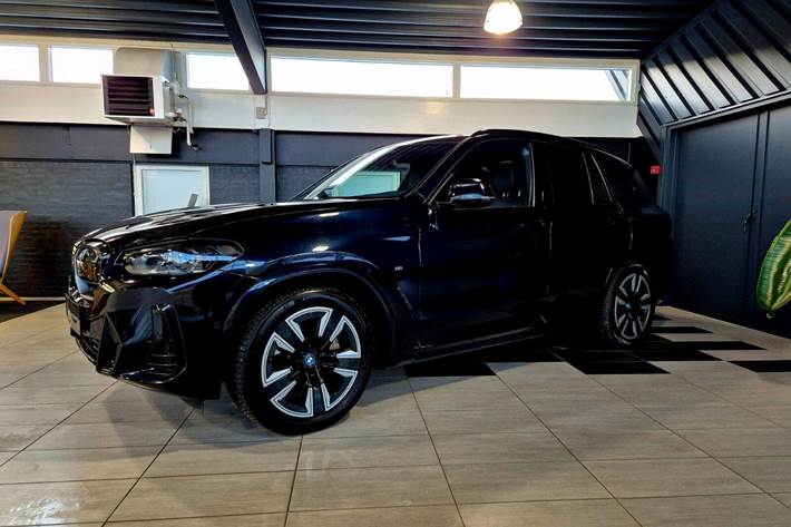 Blå BMW iX3 fra 2023