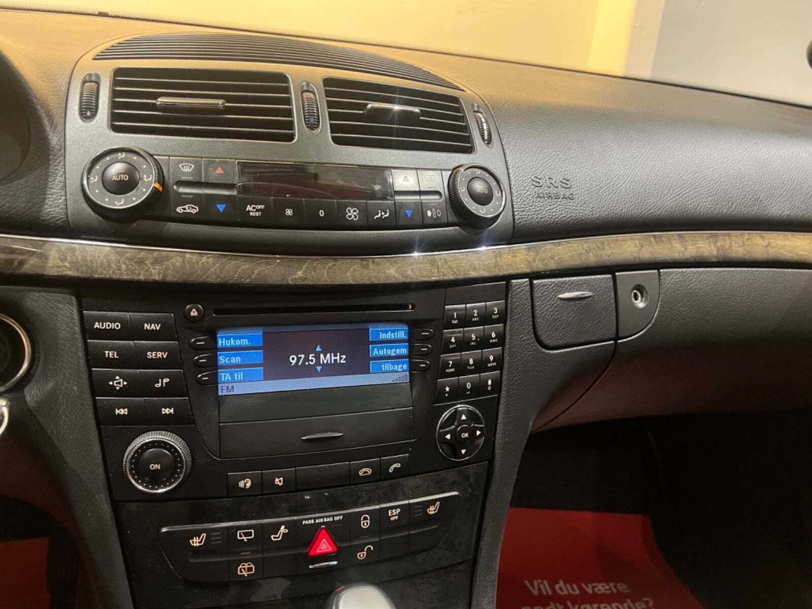 Orange Mercedes E240 fra 2004