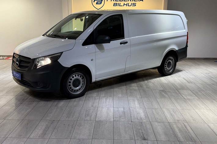 Hvid Mercedes Vito 114 fra 2017 set udefra
