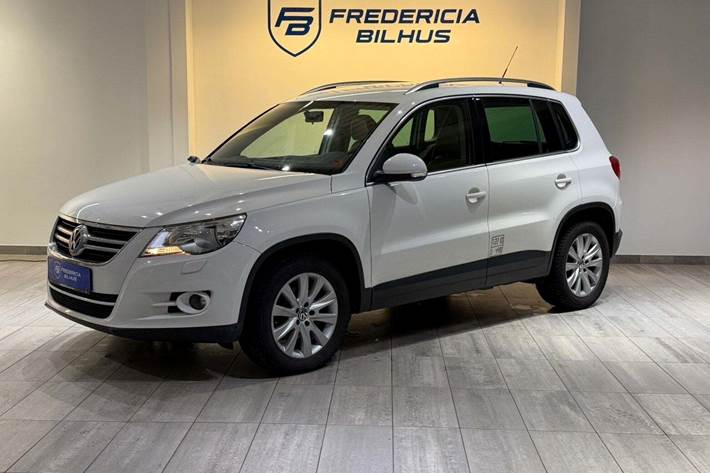 Hvid VW Tiguan fra 2008 set udefra