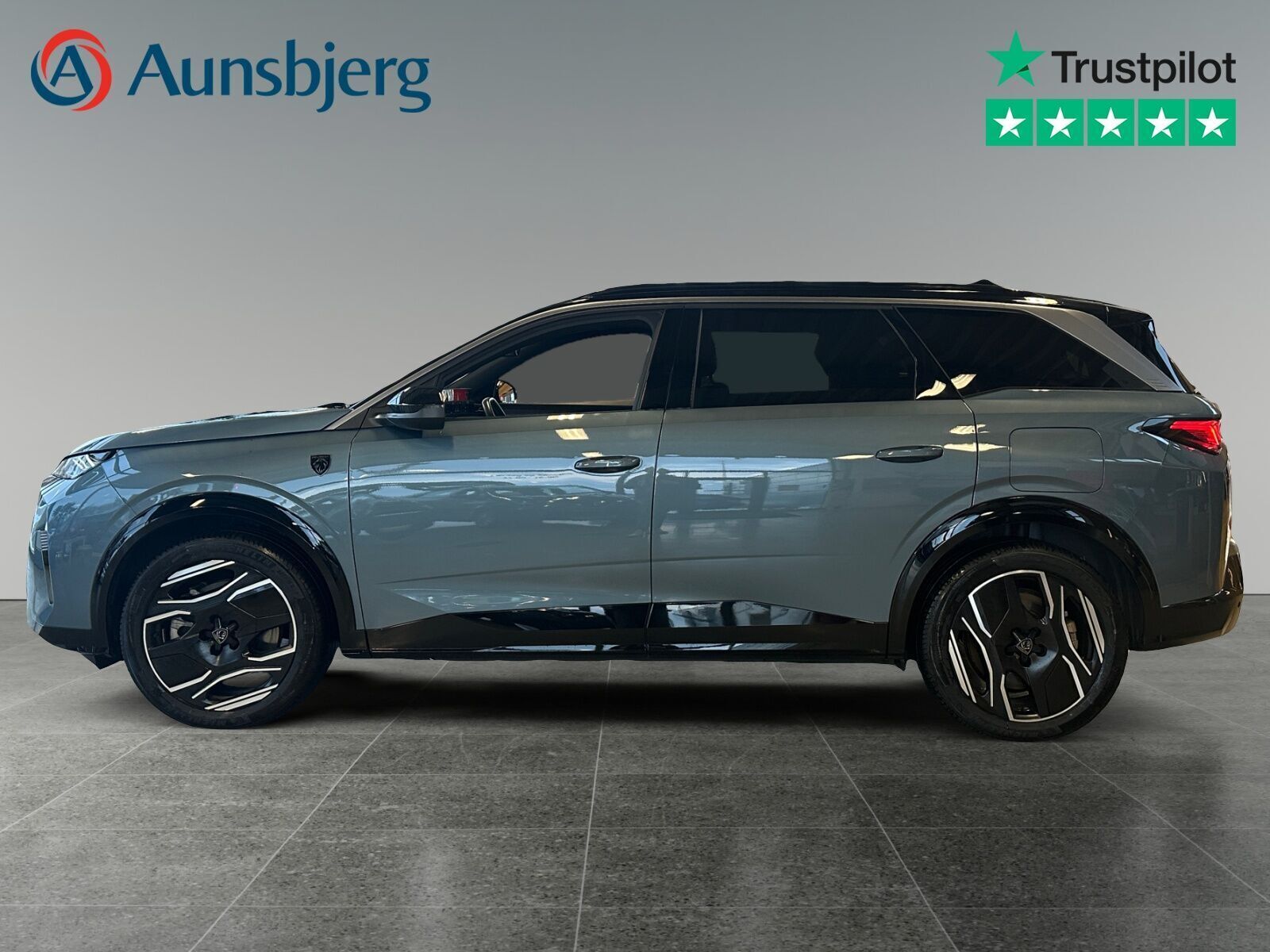 Blå Peugeot e-5008 fra 2025