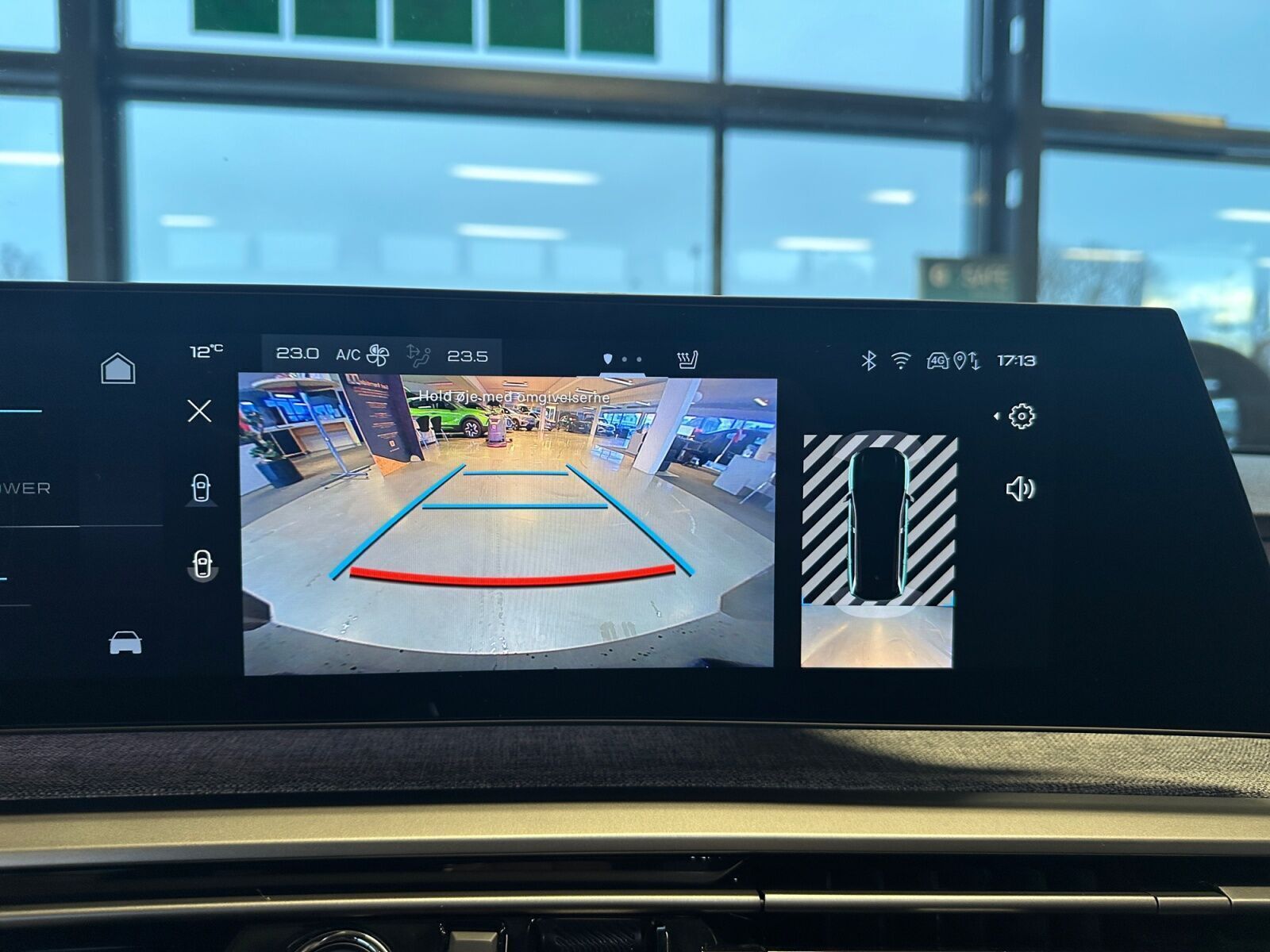 Blå Peugeot e-5008 fra 2025