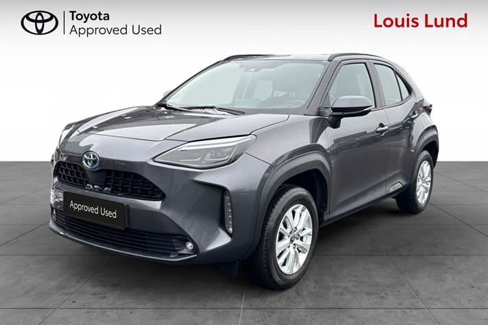 Grå Toyota Yaris Cross fra 2023 set udefra