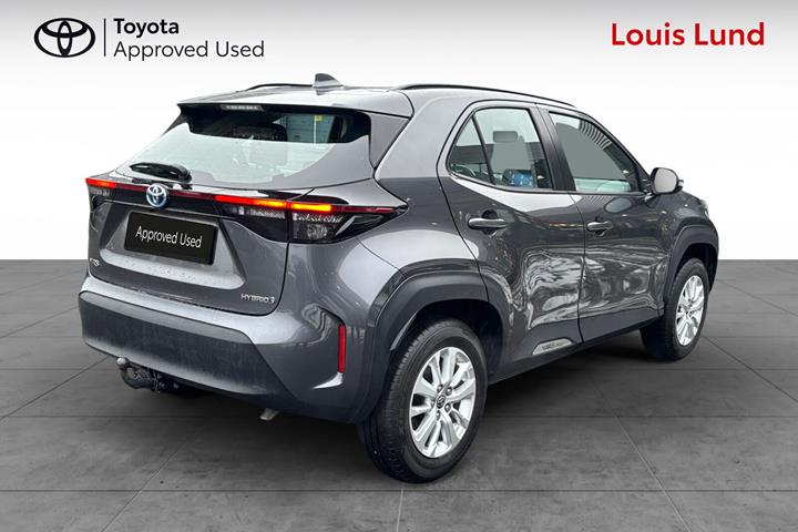 Grå Toyota Yaris Cross fra 2023