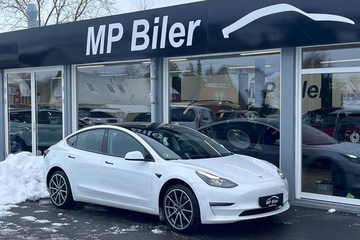 Hvid Tesla Model 3 fra 2022