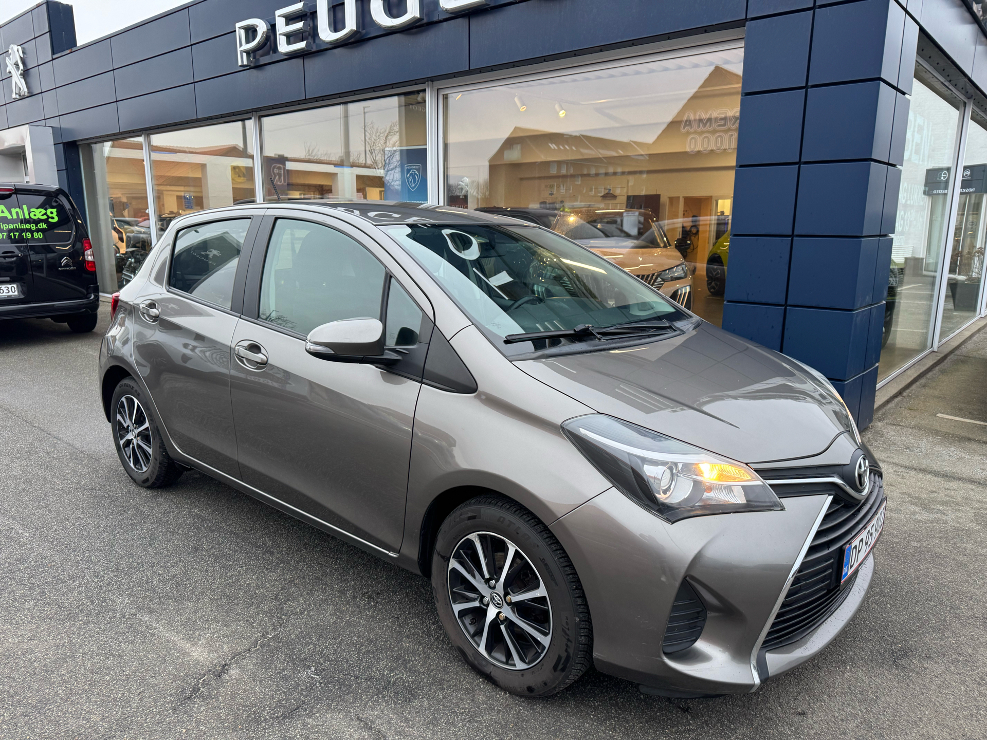 Grå Toyota Yaris fra 2016 set udefra