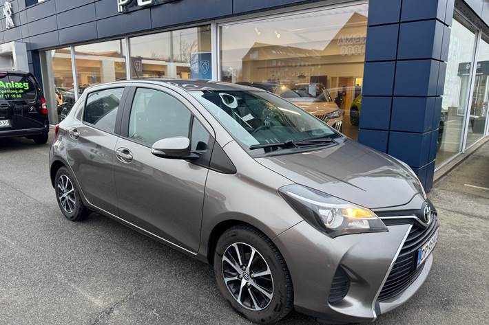 Grå Toyota Yaris fra 2016 set udefra