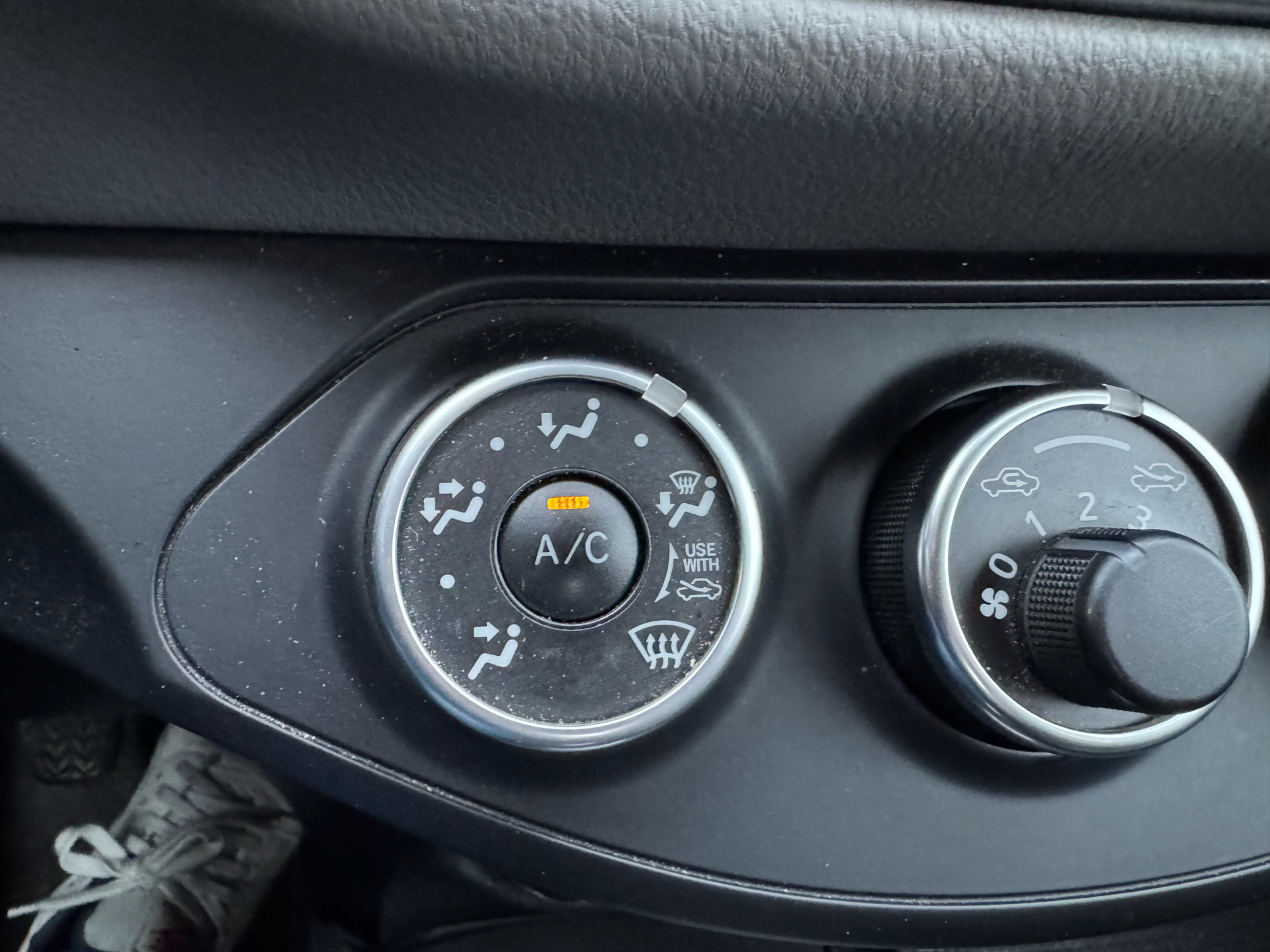 Grå Toyota Yaris fra 2016