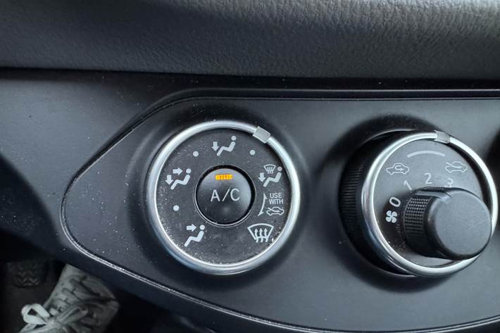 Grå Toyota Yaris fra 2016