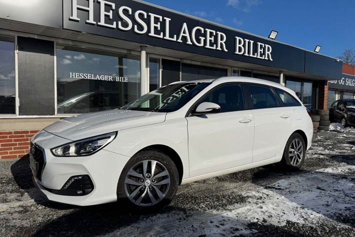 Hvid Hyundai i30 fra 2020 set udefra