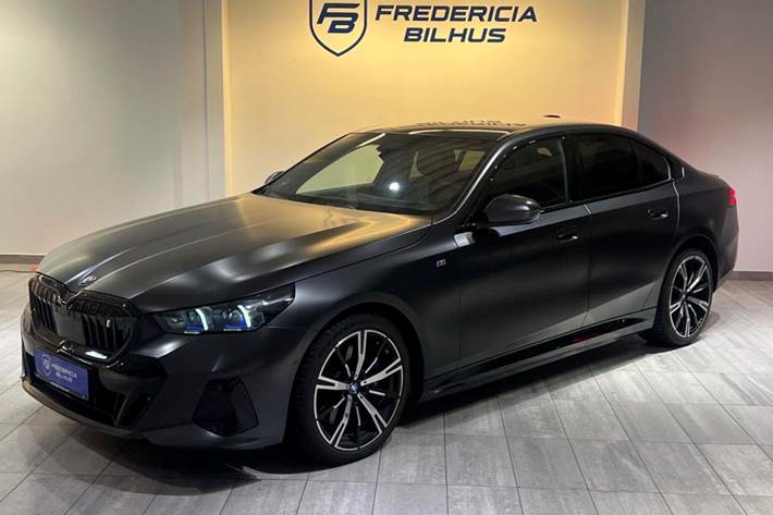 Grå BMW i5 fra 2024 set udefra