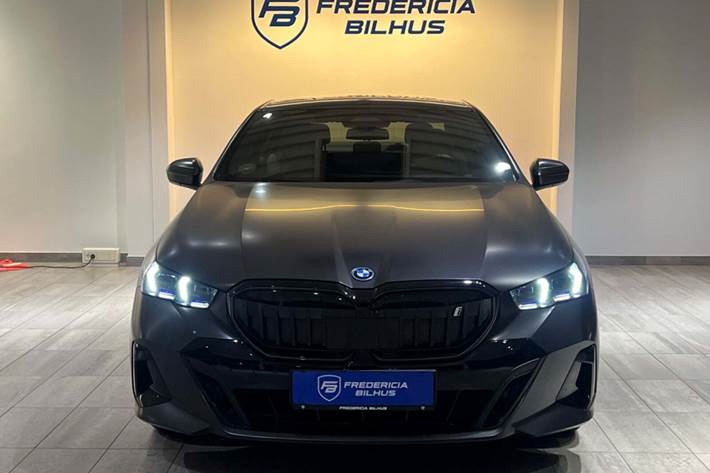 Grå BMW i5 fra 2024