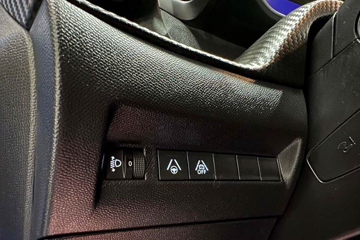 Blå Peugeot 208 fra 2023