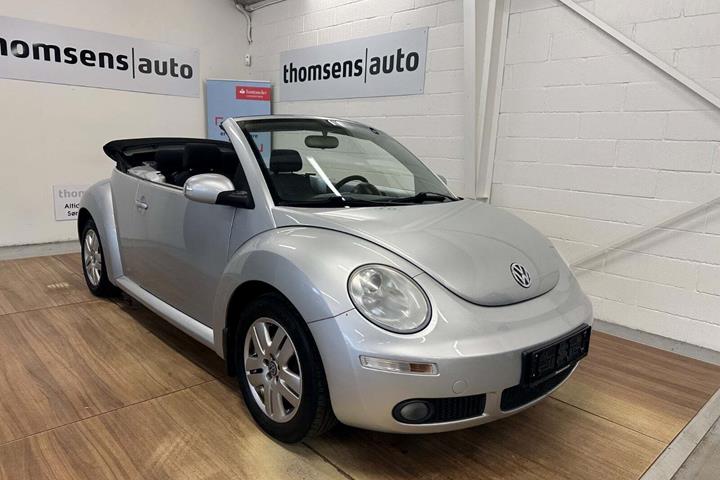 Sølv VW New Beetle fra 2007 set udefra