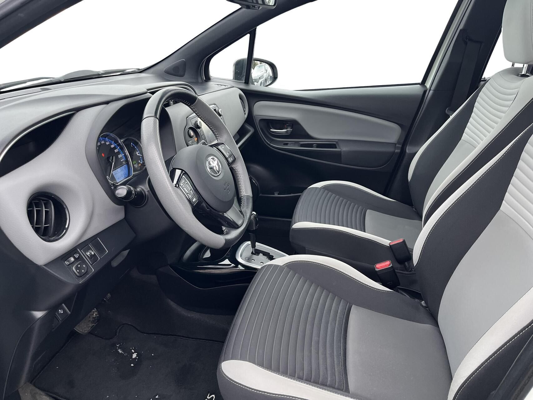 Toyota Yaris 1,5 Hybrid Pure Safety Sense E-CVT 100HK 5d Trinl. Gear