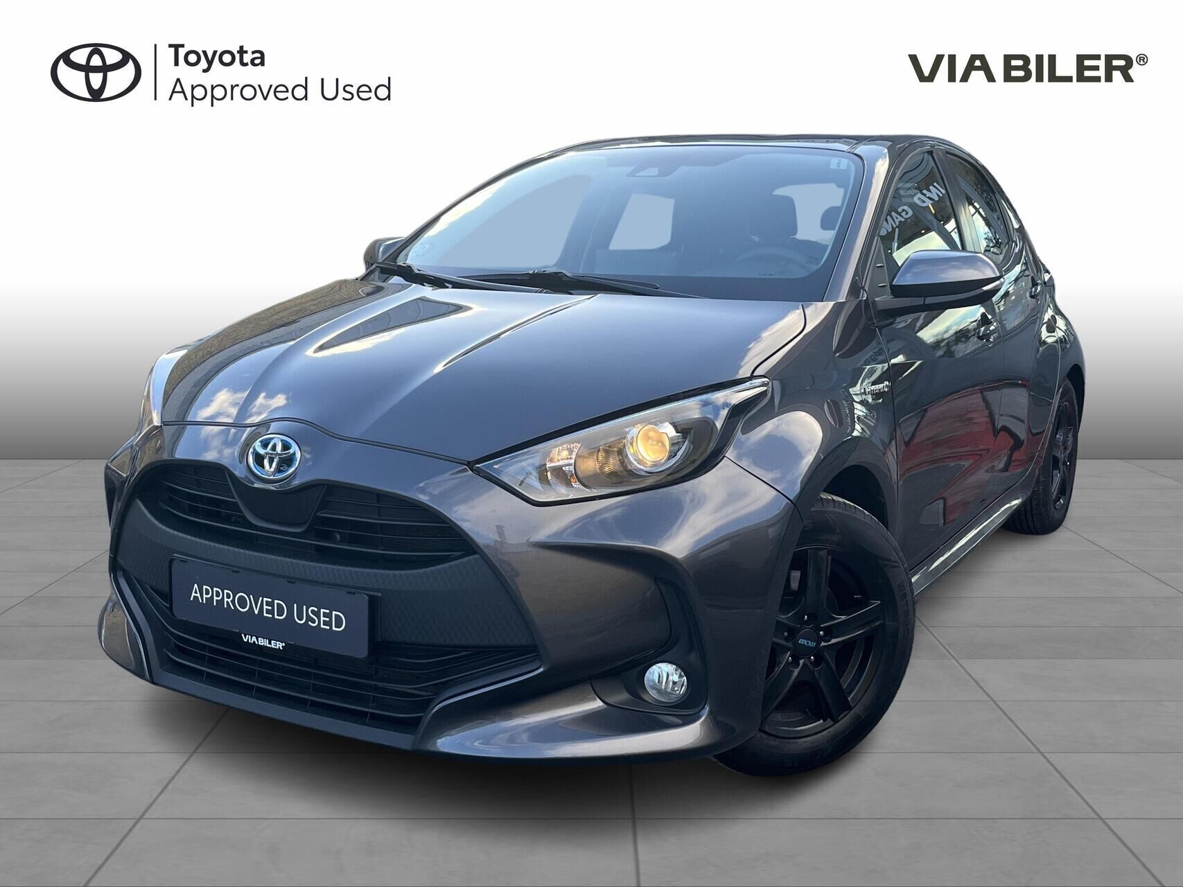Sort Toyota Yaris fra 2021 set udefra