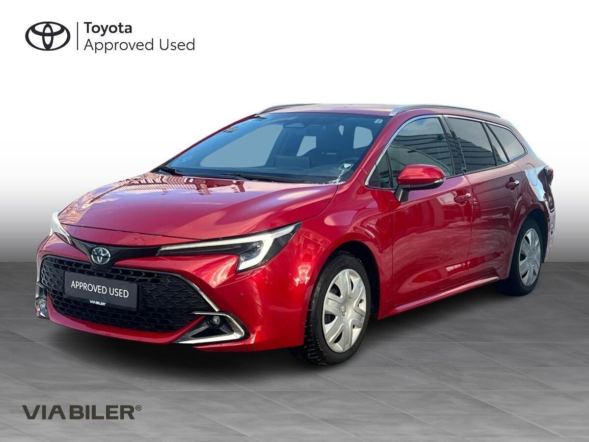 Rød Toyota Corolla fra 2023 set udefra
