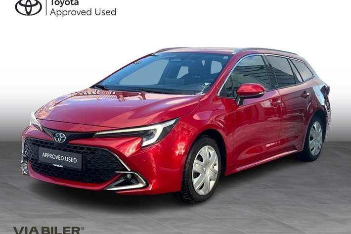 Rød Toyota Corolla fra 2023 set udefra