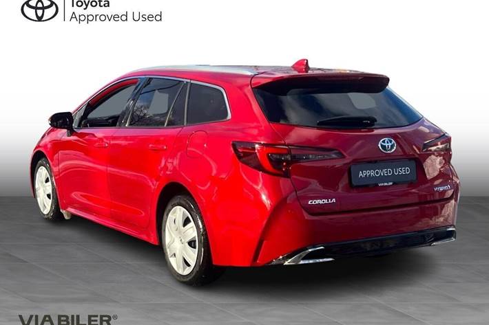 Rød Toyota Corolla fra 2023