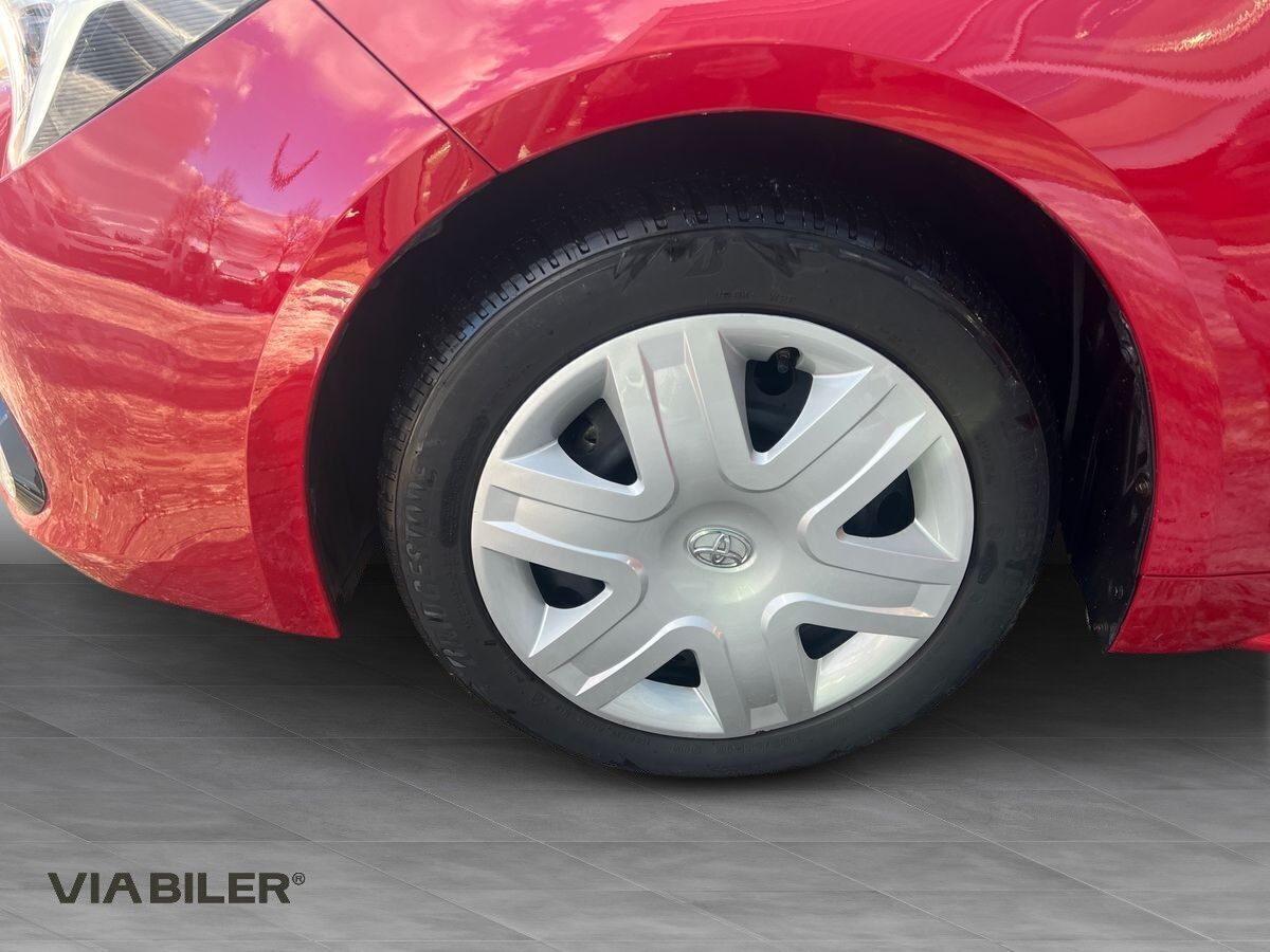 Rød Toyota Corolla fra 2023