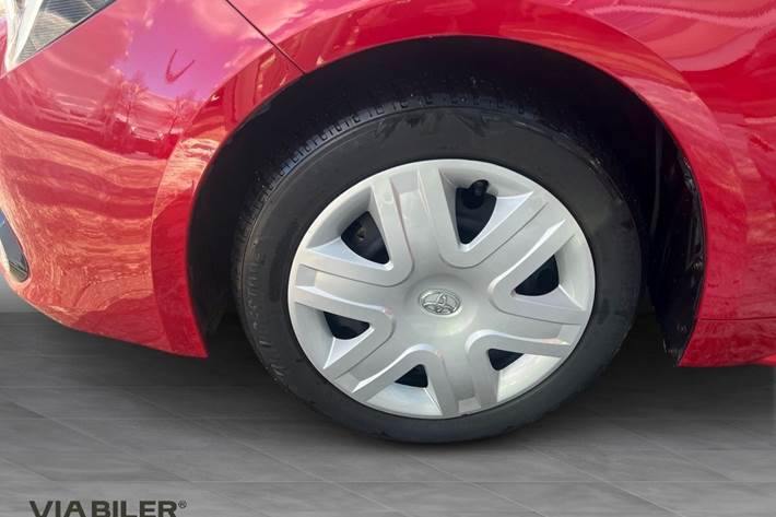 Rød Toyota Corolla fra 2023