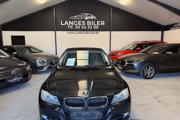 Sort BMW 316d fra 2010 set udefra
