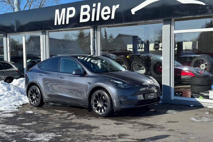 Grå Tesla Model Y fra 2022