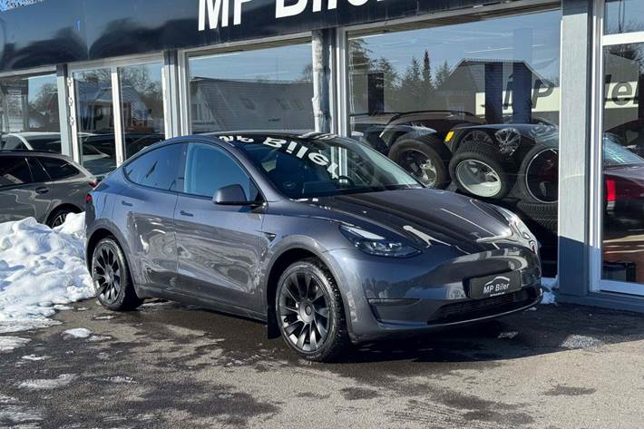 Grå Tesla Model Y fra 2022