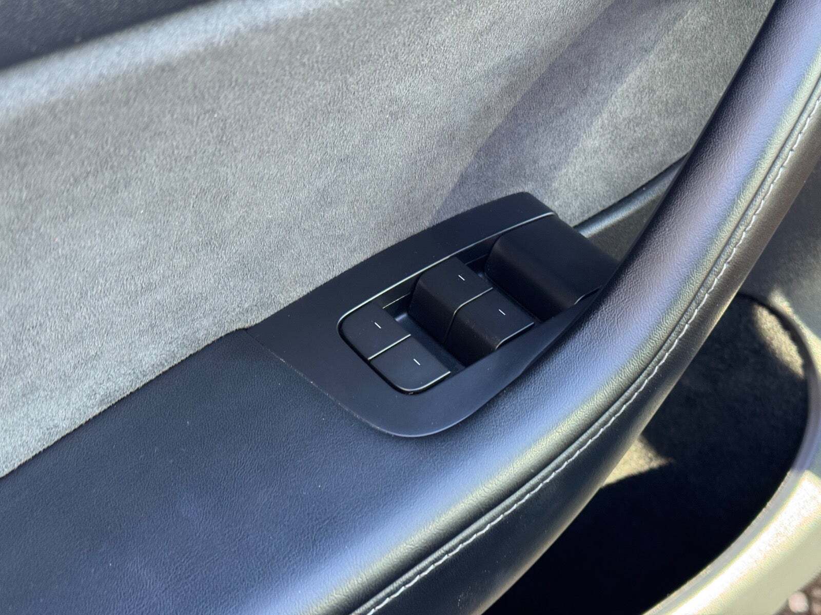 Grå Tesla Model Y fra 2022