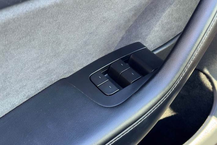 Grå Tesla Model Y fra 2022