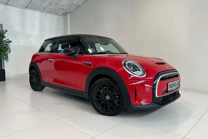 Rød Mini Cooper SE fra 2022 set udefra