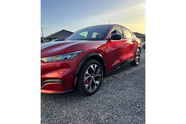 Rød Ford Mustang Mach-E fra 2023 set udefra