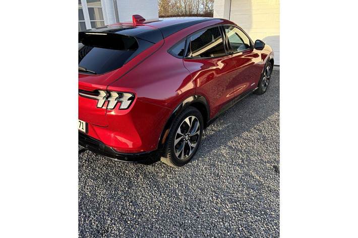 Rød Ford Mustang Mach-E fra 2023