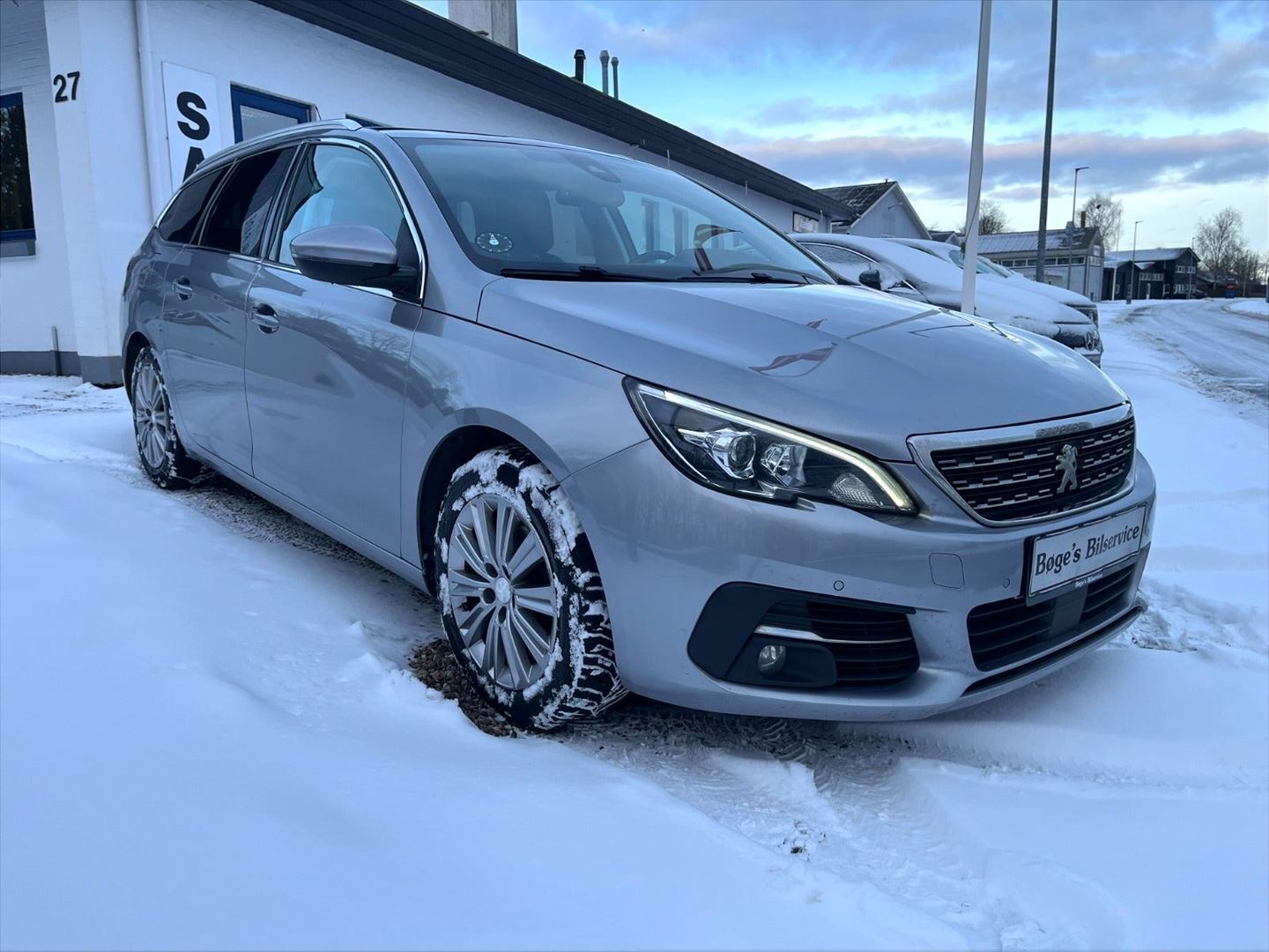 Grå Peugeot 308 fra 2019 set udefra