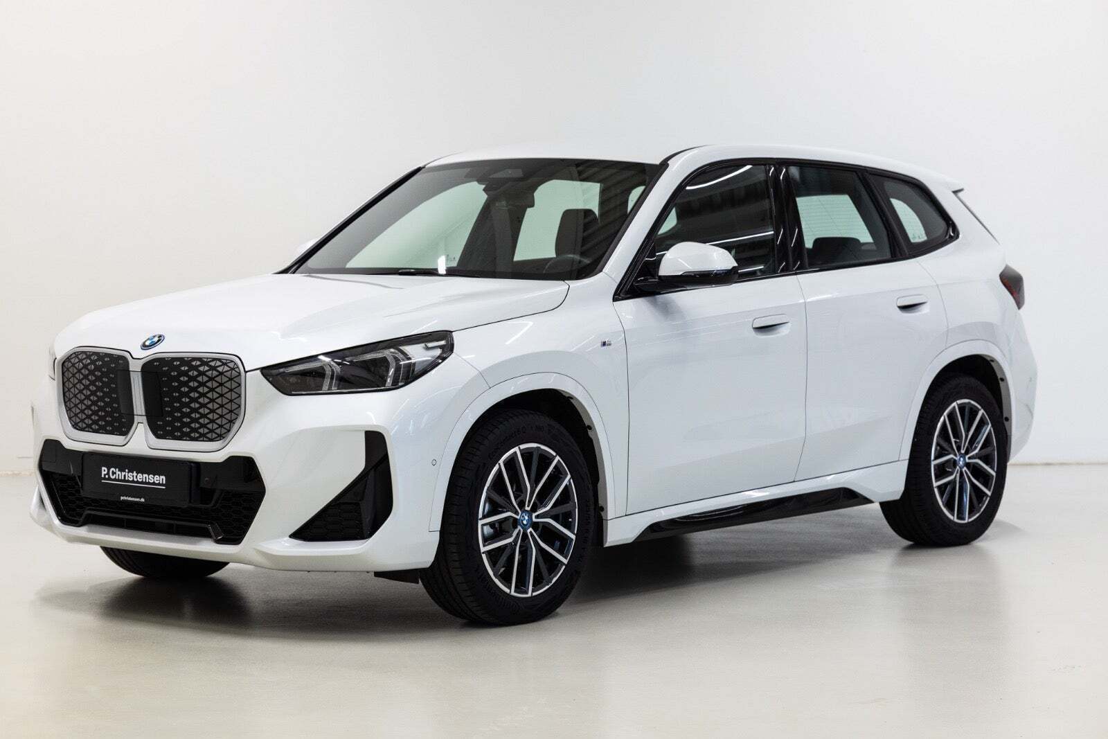Hvid BMW iX1 fra 2024 set udefra