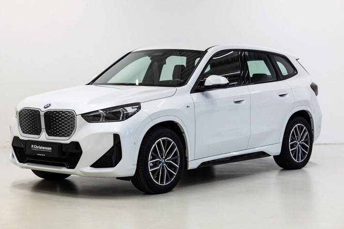 Hvid BMW iX1 fra 2024 set udefra