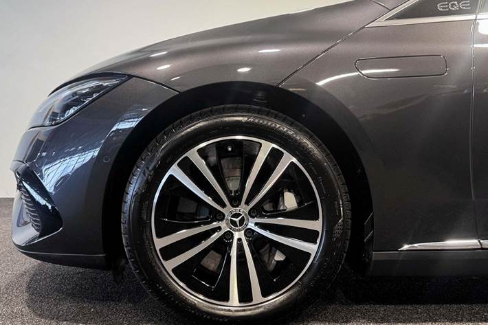 Grå Mercedes EQE300 fra 2025