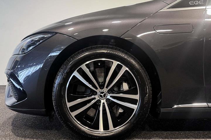 Grå Mercedes EQE300 fra 2025