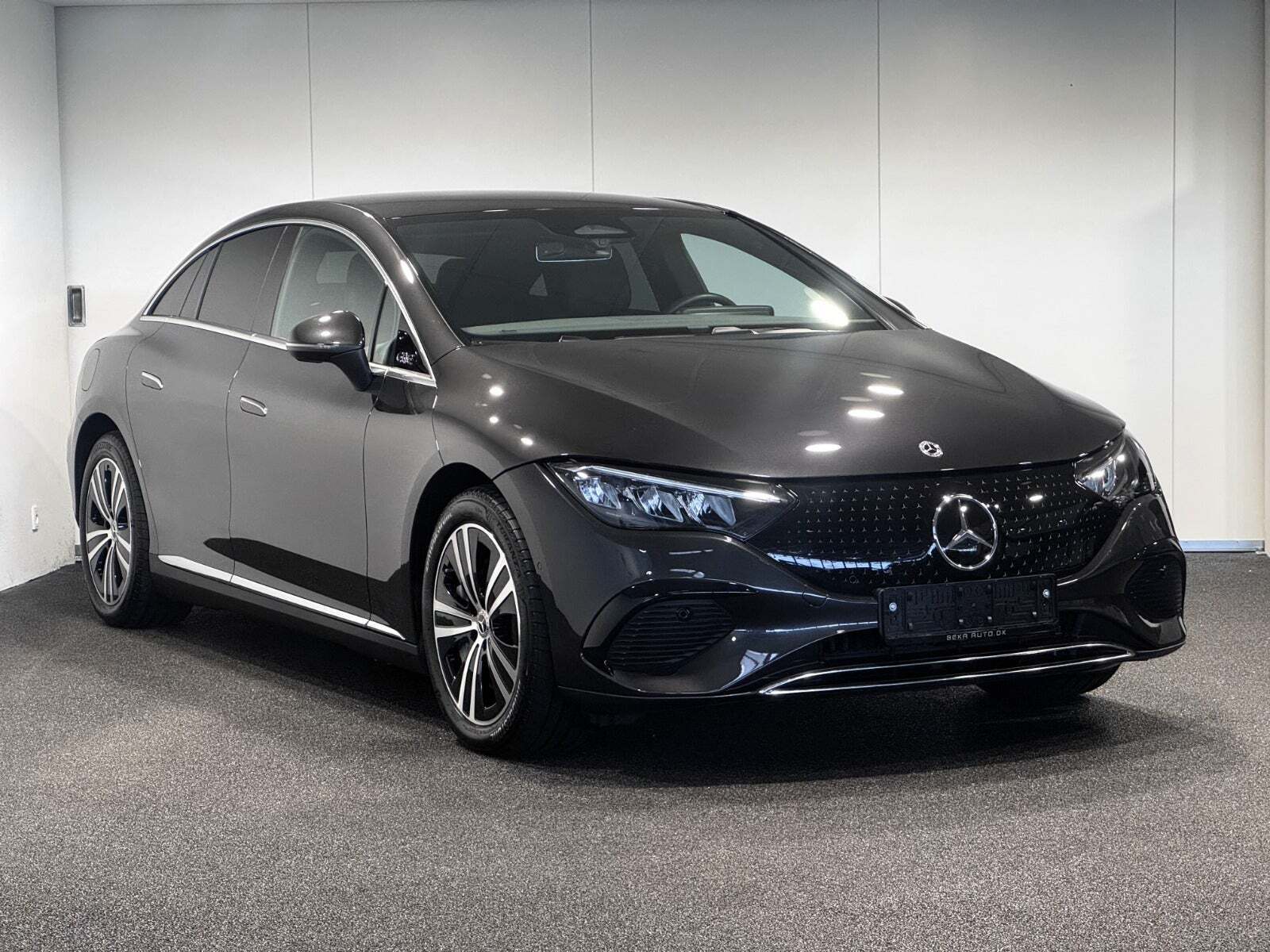 Grå Mercedes EQE300 fra 2025