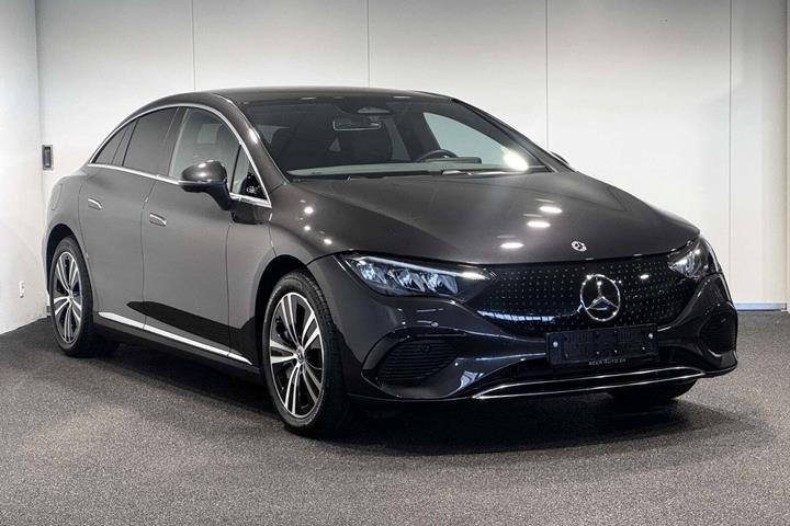 Grå Mercedes EQE300 fra 2025