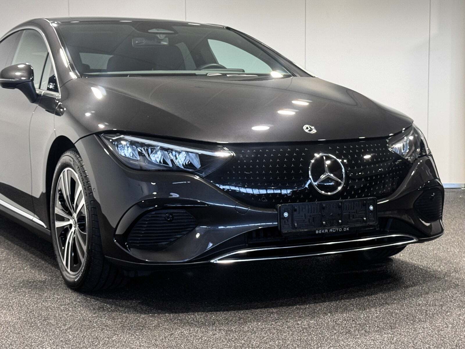 Grå Mercedes EQE300 fra 2025