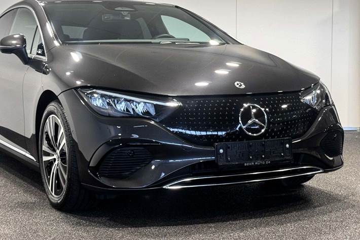 Grå Mercedes EQE300 fra 2025
