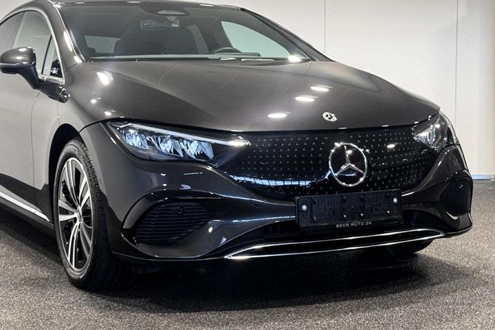 Grå Mercedes EQE300 fra 2025
